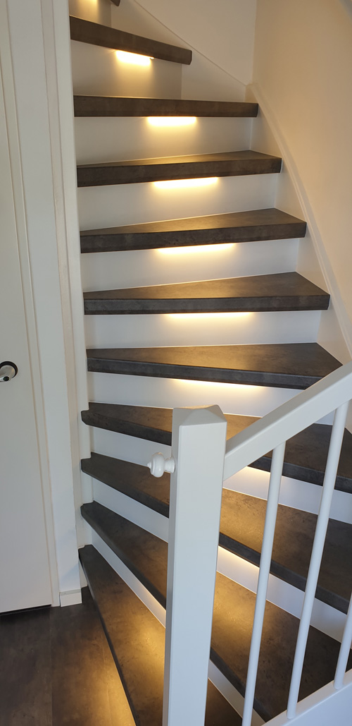 Trap voorzien van nieuwe houten bekleding